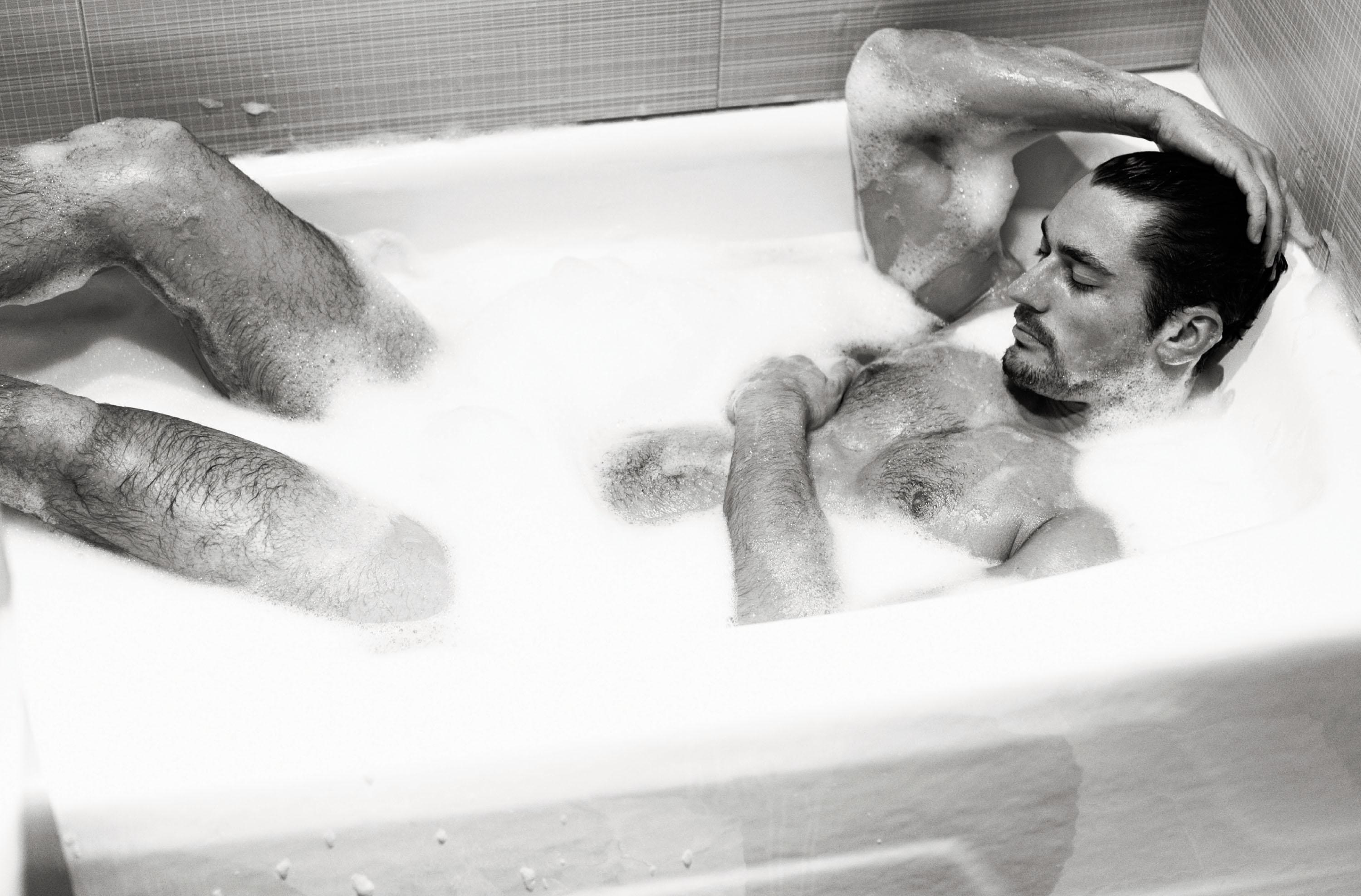 Мужа женой моются в душе. Дэвид Гэнди в душе. Дэвид Ганди в ванной.